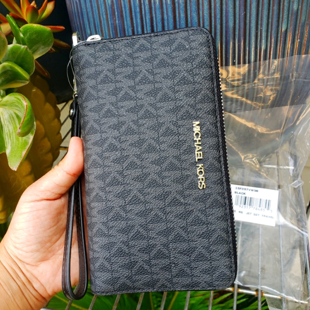 Michael kors large flat wallet phone holder